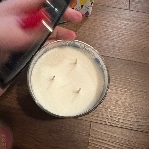 NEW Bath & Body Works 3 wick candle in “Blueberry Marshmallow Bar” - Picture 3 of 4